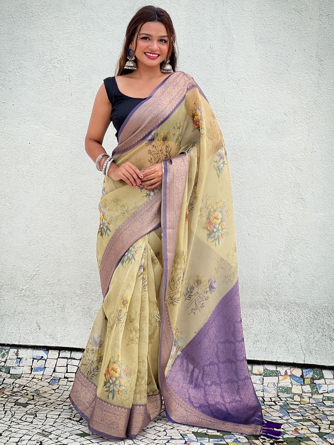 

DIVASTRI Floral Printed Zari Tissue Saree, Yellow