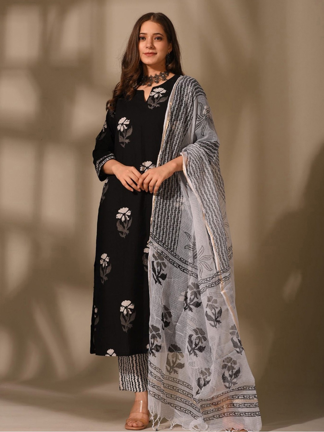 

DIVASTRI Floral Printed Notch Neck Kurta with Trousers & Dupatta, Black