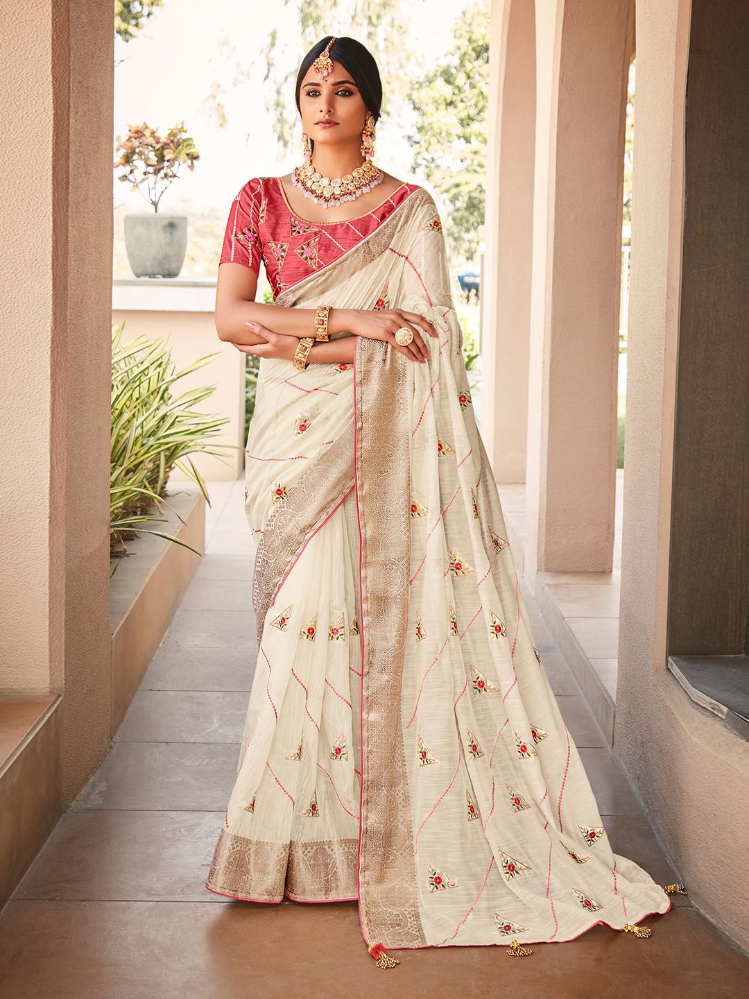 

LeeliPeeri Designer Floral Embroidered Saree, White