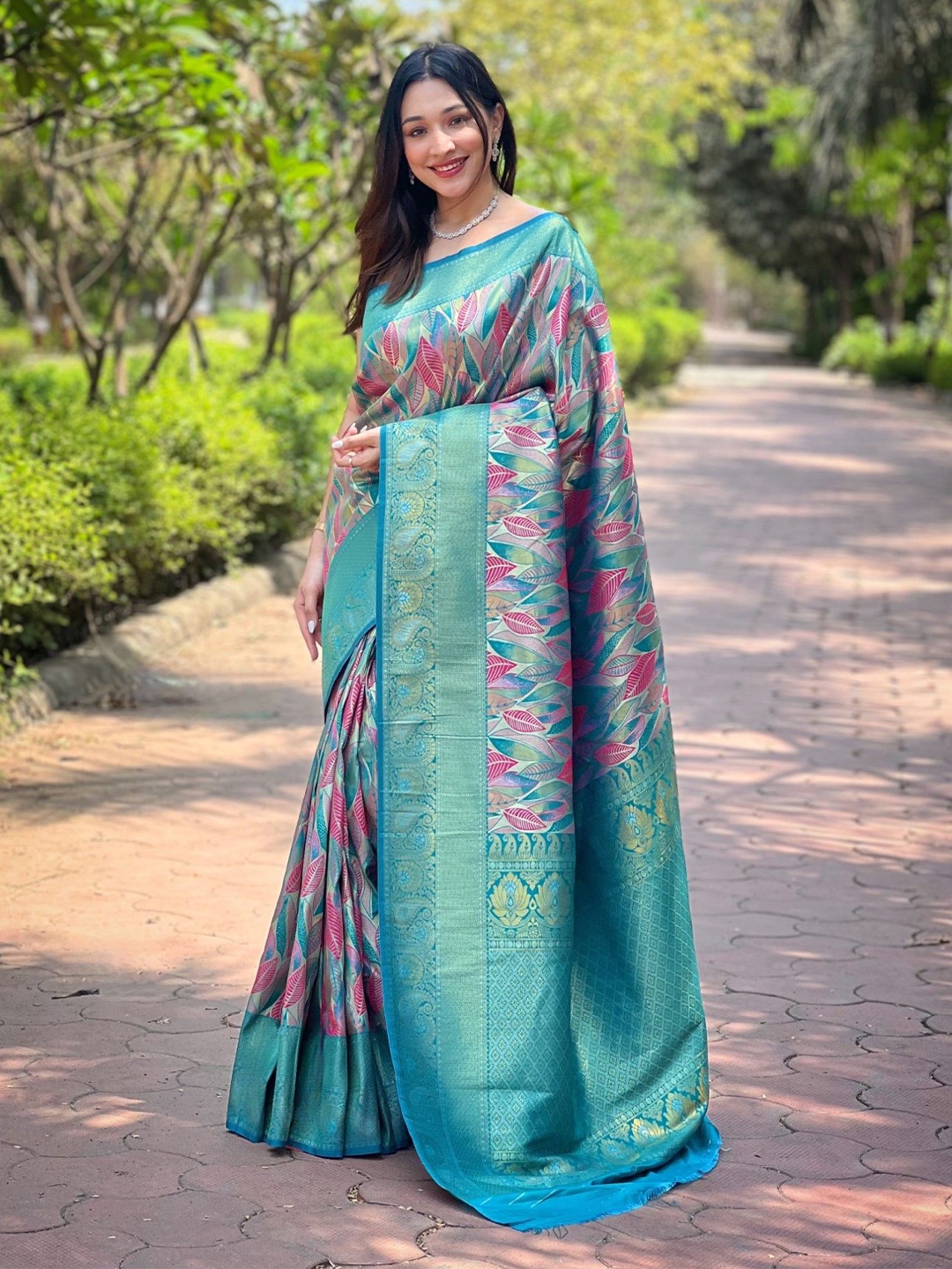 

DIVASTRI Floral Woven Design Zar Banarasi Saree, Teal