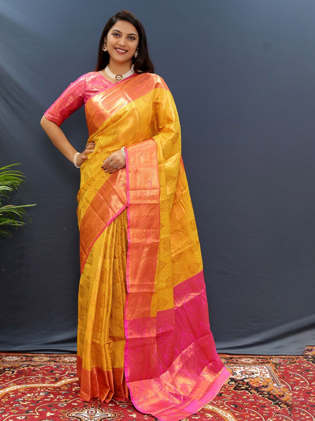 

DIVASTRI Woven Design Zari Silk Blend Kanjeevaram Saree, Yellow