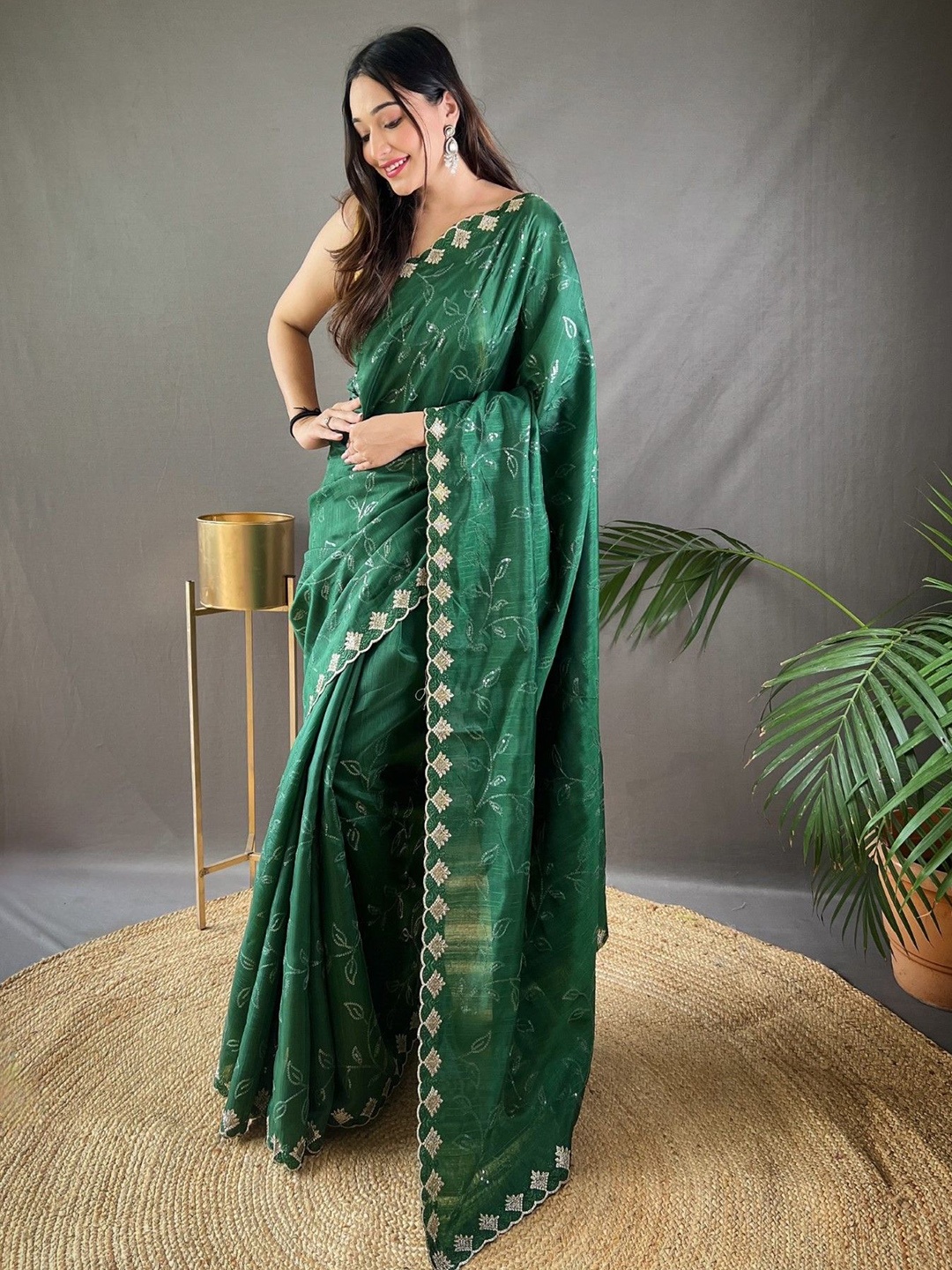 

DIVASTRI Embellished Sequinned Silk Blend Saree, Green