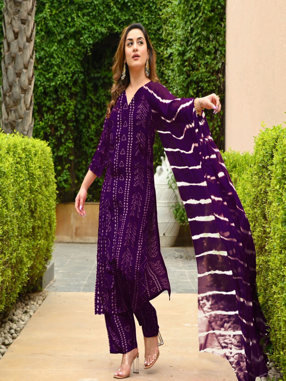 

DIVASTRI Bandhani Printed V-Neck Straight Kurta With Trouser And Dupatta, Purple