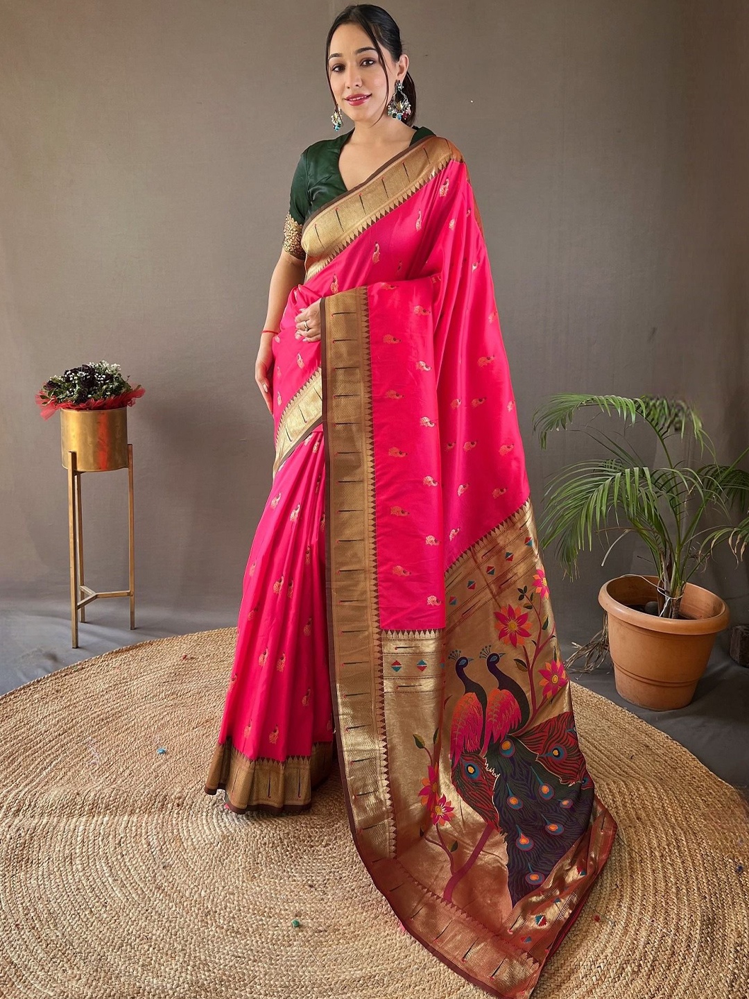 

DIVASTRI Woven Design Zari Paithani Saree, Pink