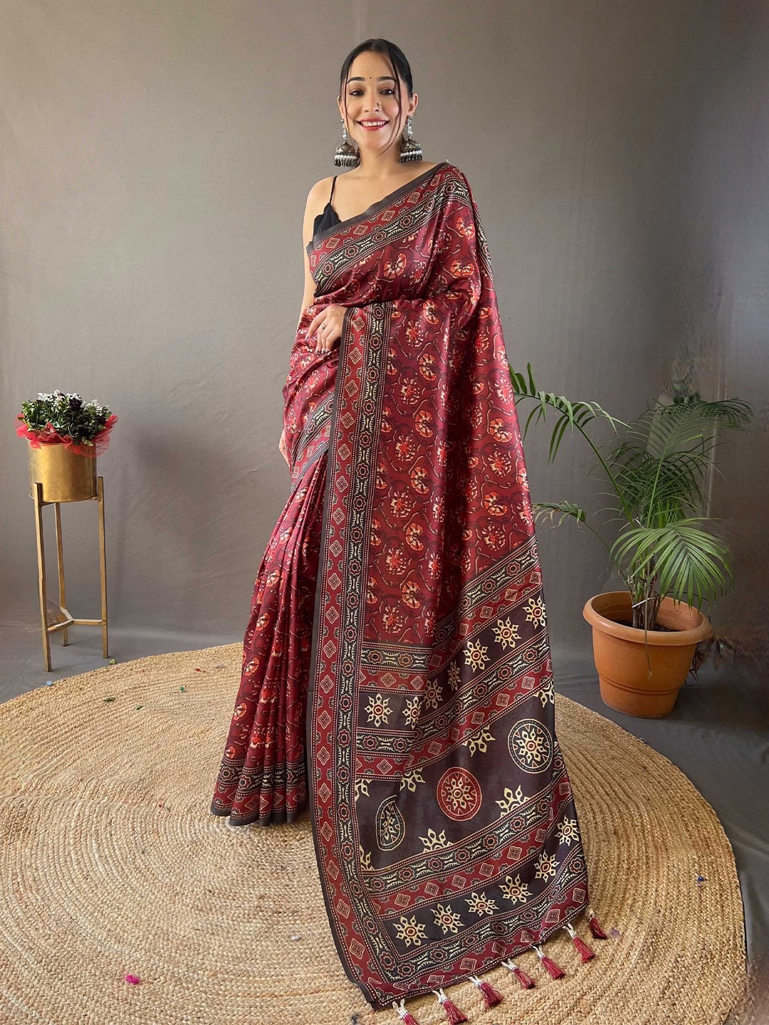 

DIVASTRI Floral Printed Saree With Unstitched Blouse Piece, Red