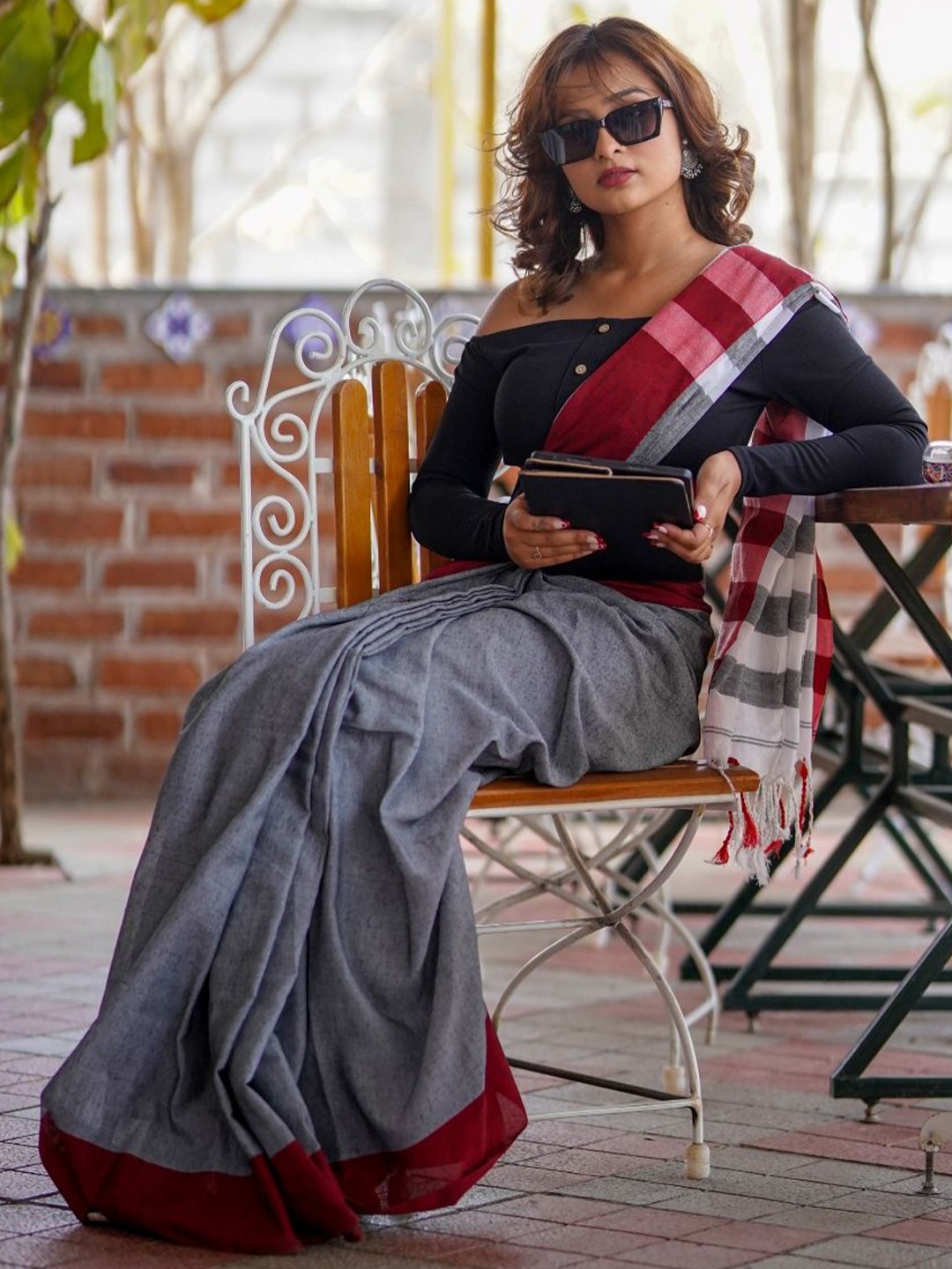 

arunima weaves Woven Design Pure Cotton Saree, Grey