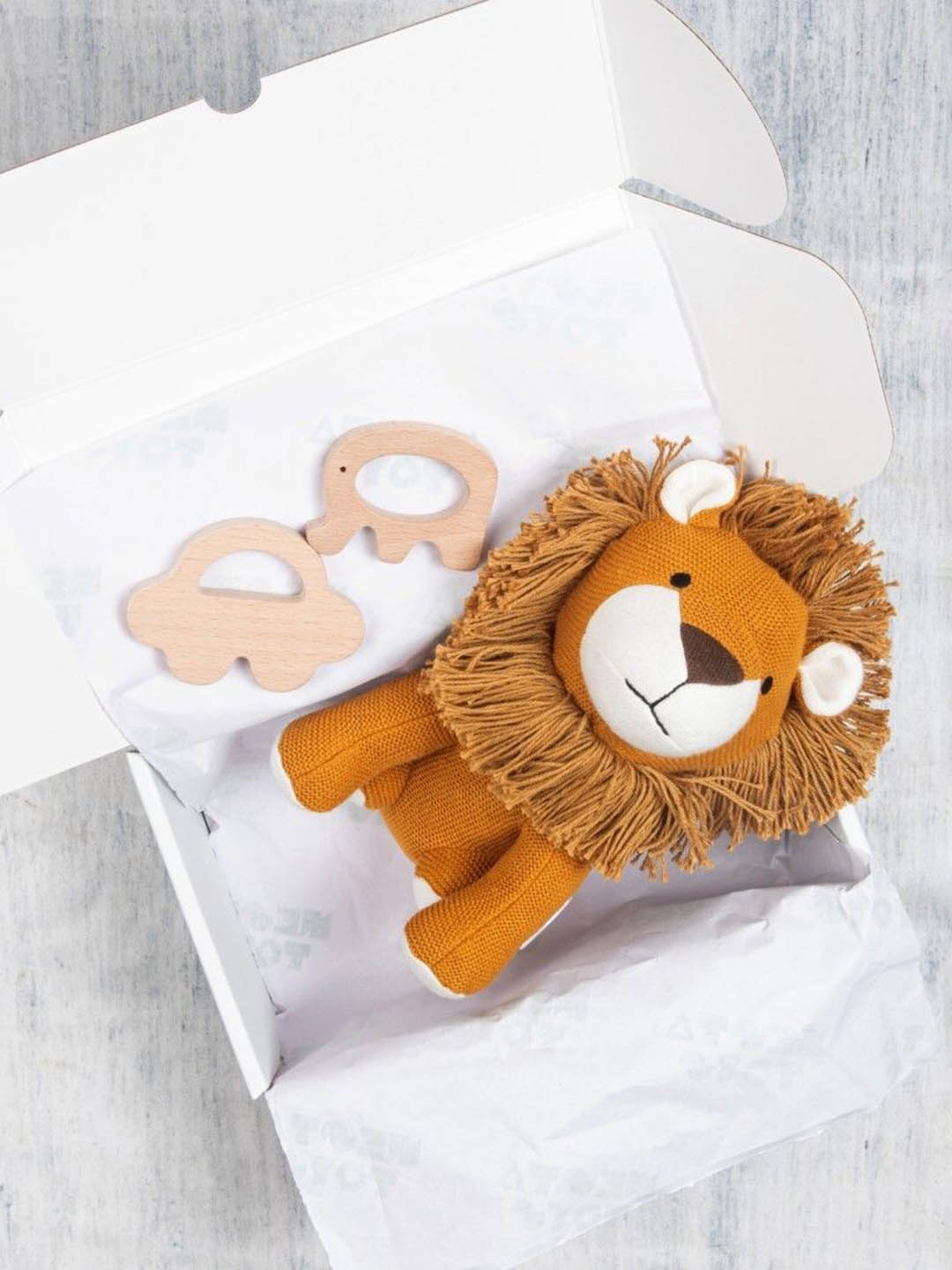 

NESTA TOYS Newborn Gift Set Lion Plush Toy Wooden Elephant and Car Teether, Brown