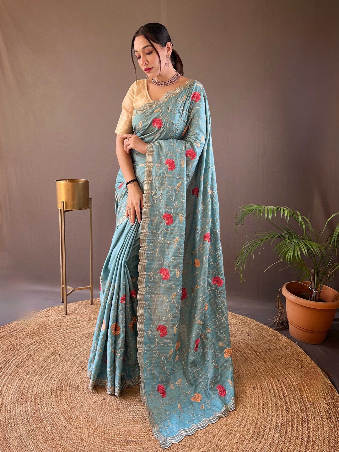 

DIVASTRI Floral Embroidered Tussar Saree, Blue