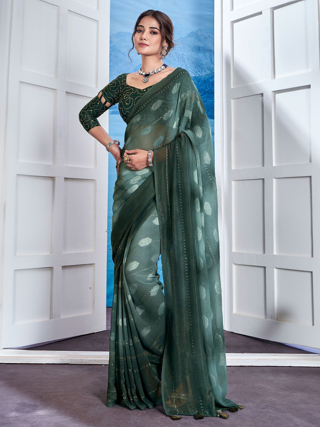 

DIVASTRI Woven Design Zari Saree, Green