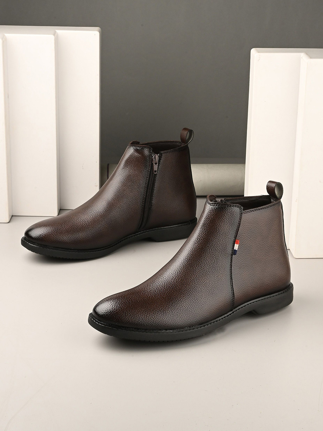 

knoos Men Textured Chelsea Boots, Brown