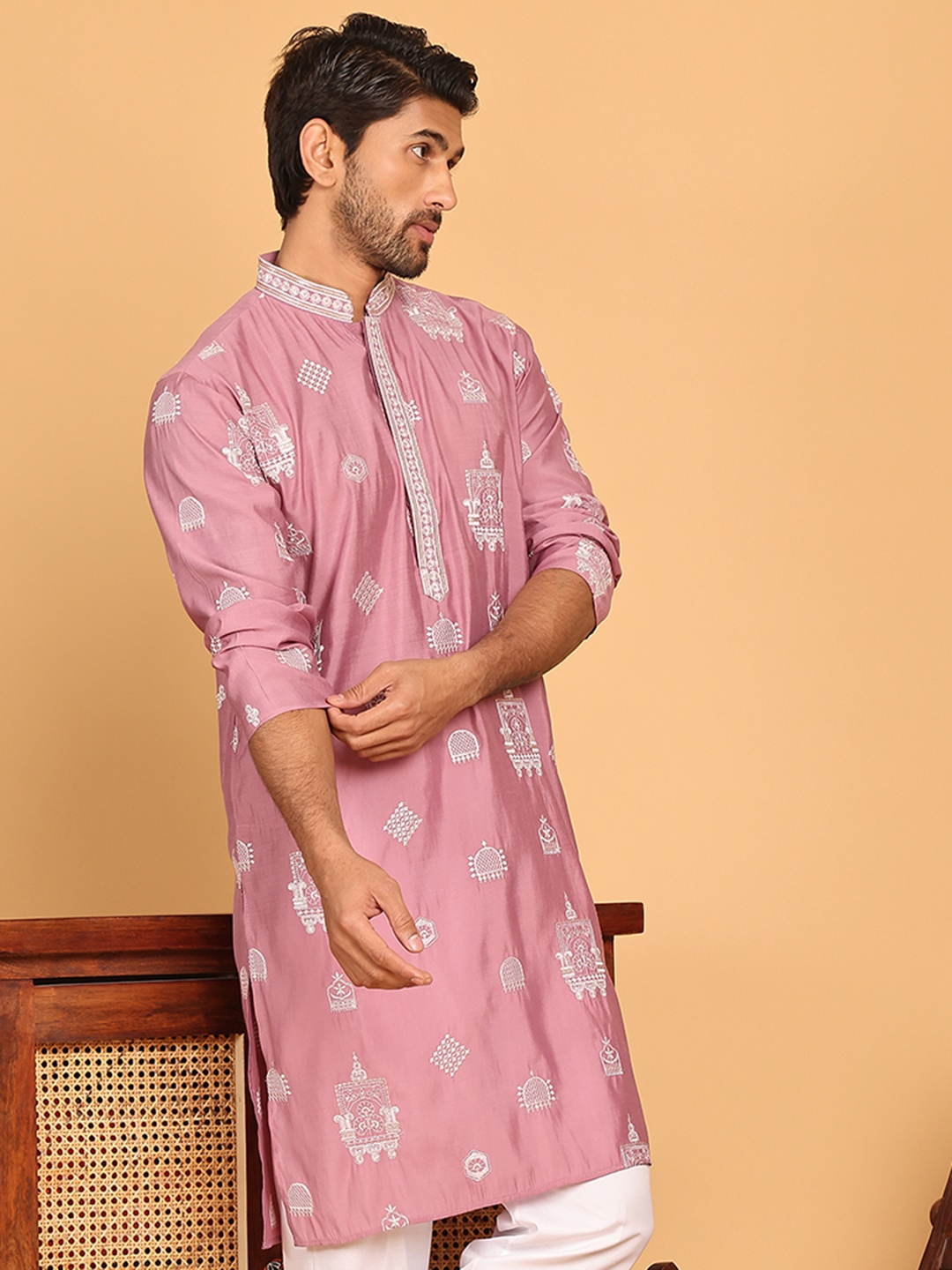 

Jompers Floral Embroidered Mandarin Collar Silk Cotton Thread Work Straight Kurta, Magenta