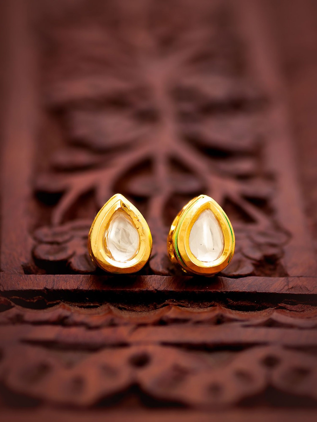 

aadita Gold-Plated Kundan Studded Teardrop Shaped Studs