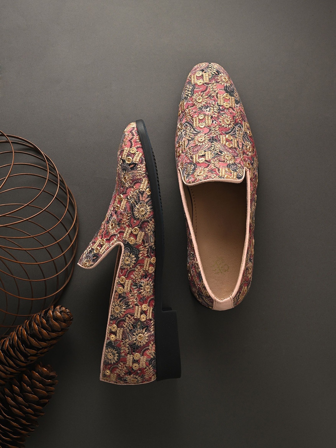 

House Of Pataudi Men Embroidered Lightweight Mojaris, Pink