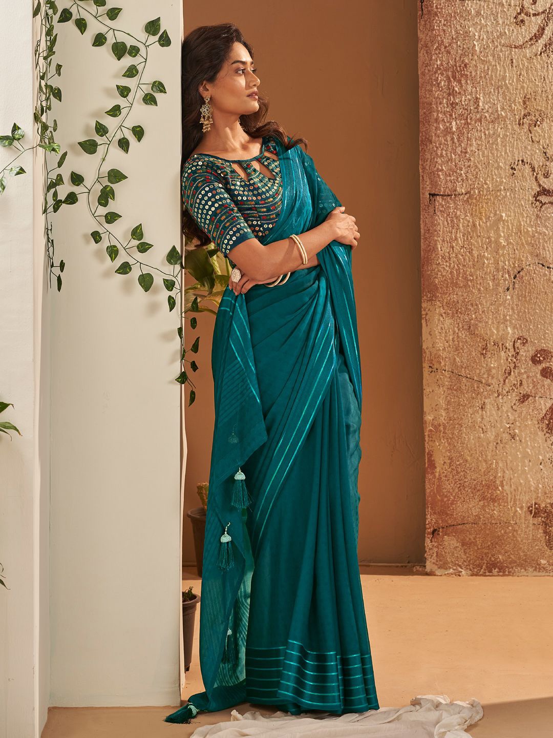 

DIVASTRI Solid Saree With Unstitched Blouse Piece, Teal