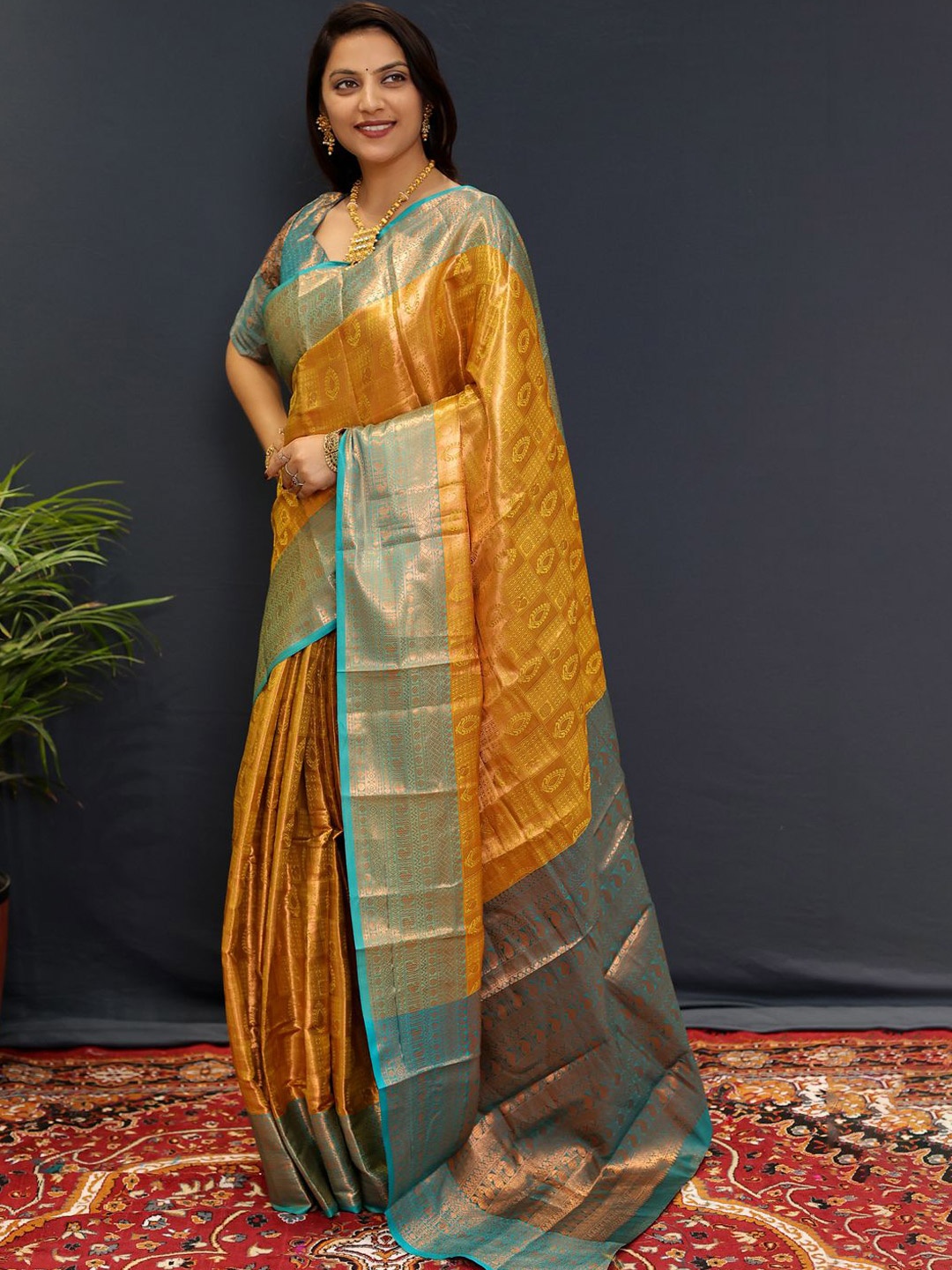 

DIVASTRI Woven Design Zari Kanjeevaram Saree, Gold