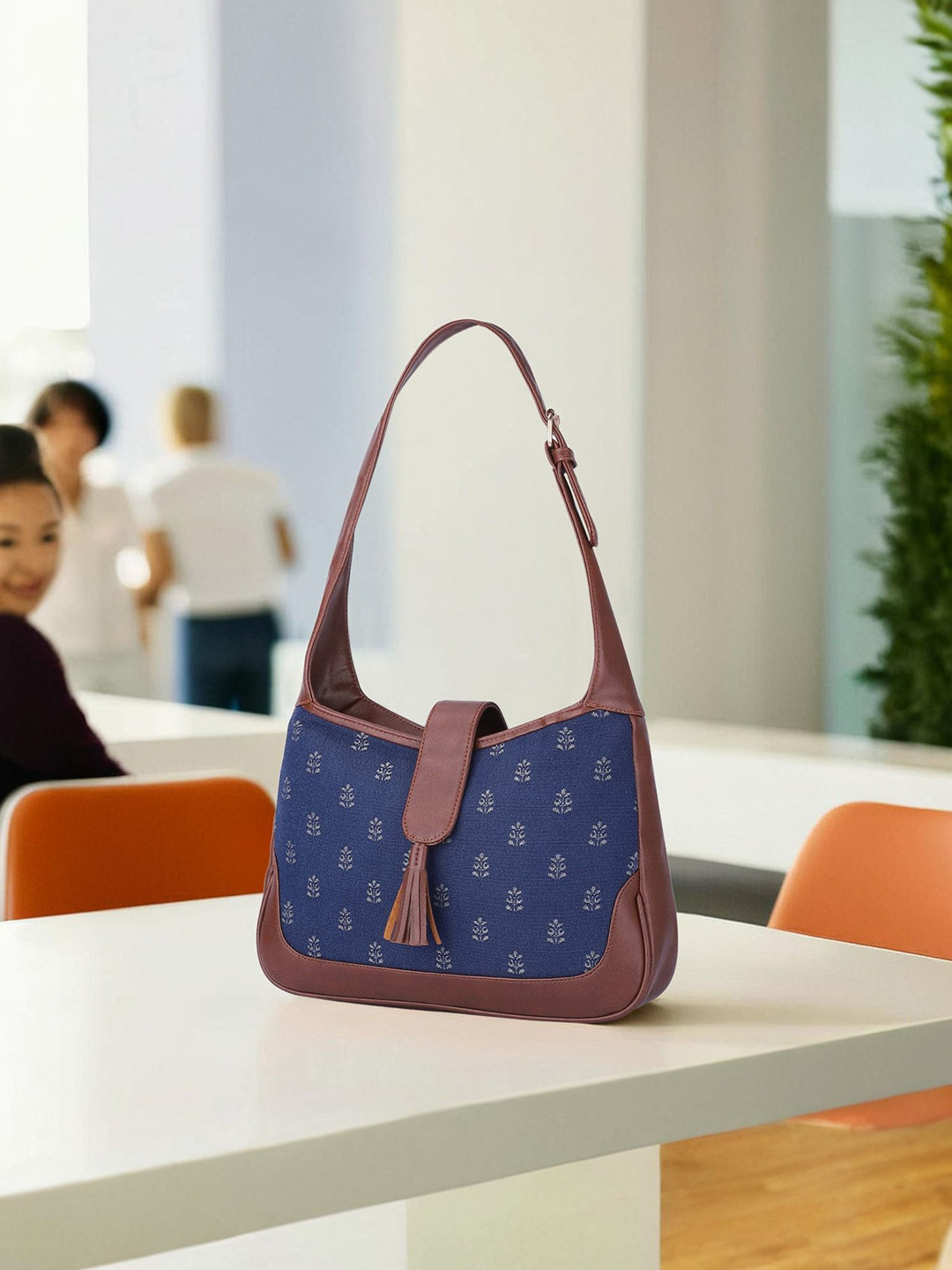 

THE CLOWNFISH Women Floral Printed Structured Shoulder Bag, Blue