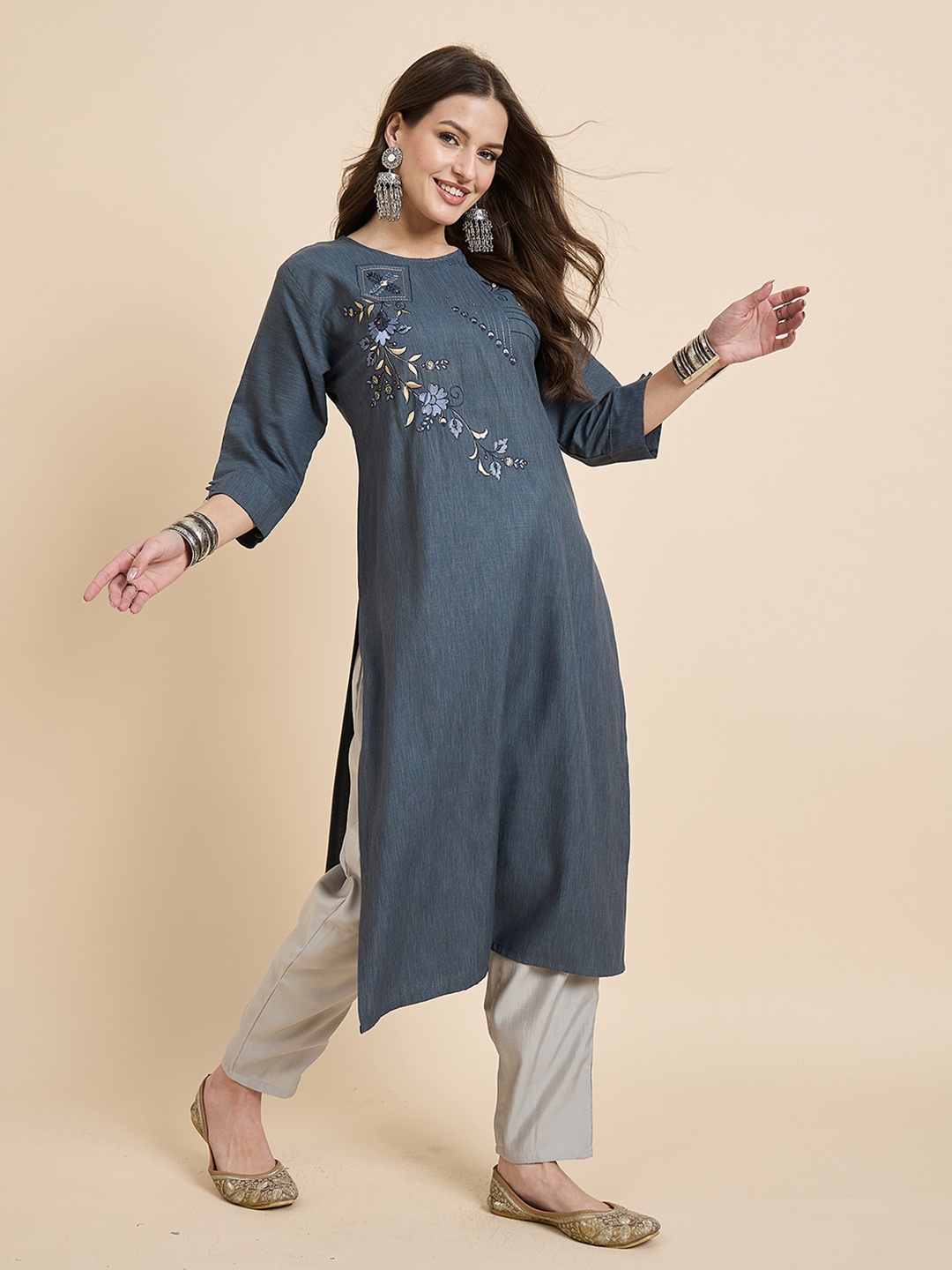 

Anouk Rustic Floral Embroidered Round Neck Straight Kurta, Grey