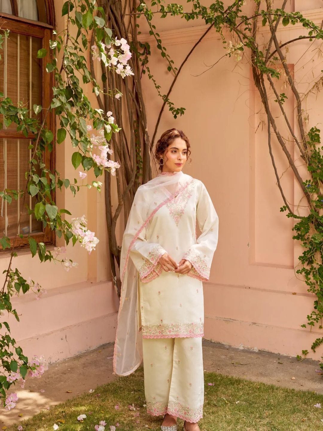 

LERIYU Floral Embroidered Thread Work Chanderi Silk Kurta With Palazzos And Dupatta, White