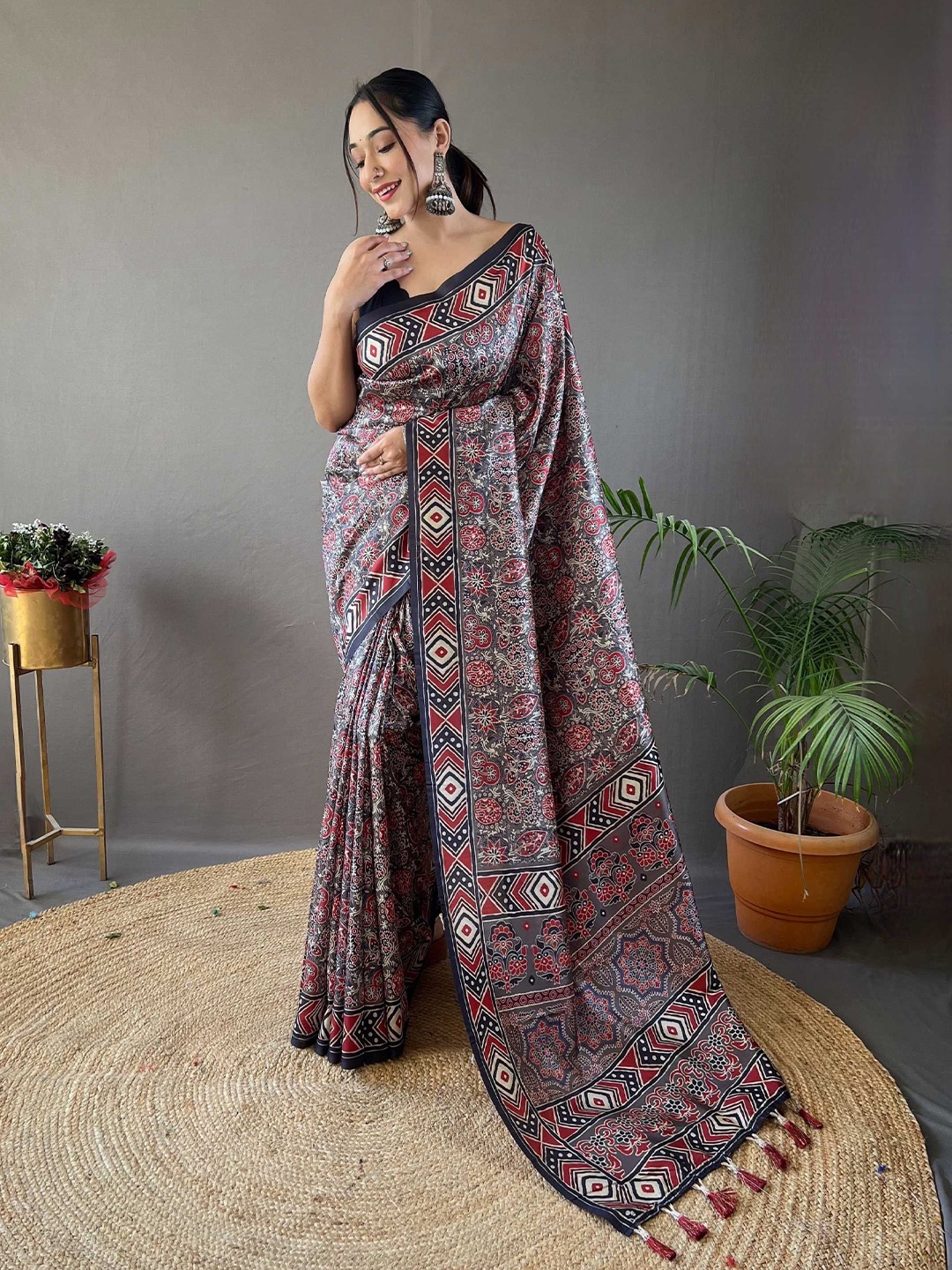 

DIVASTRI Ajrak Printed Saree, Black