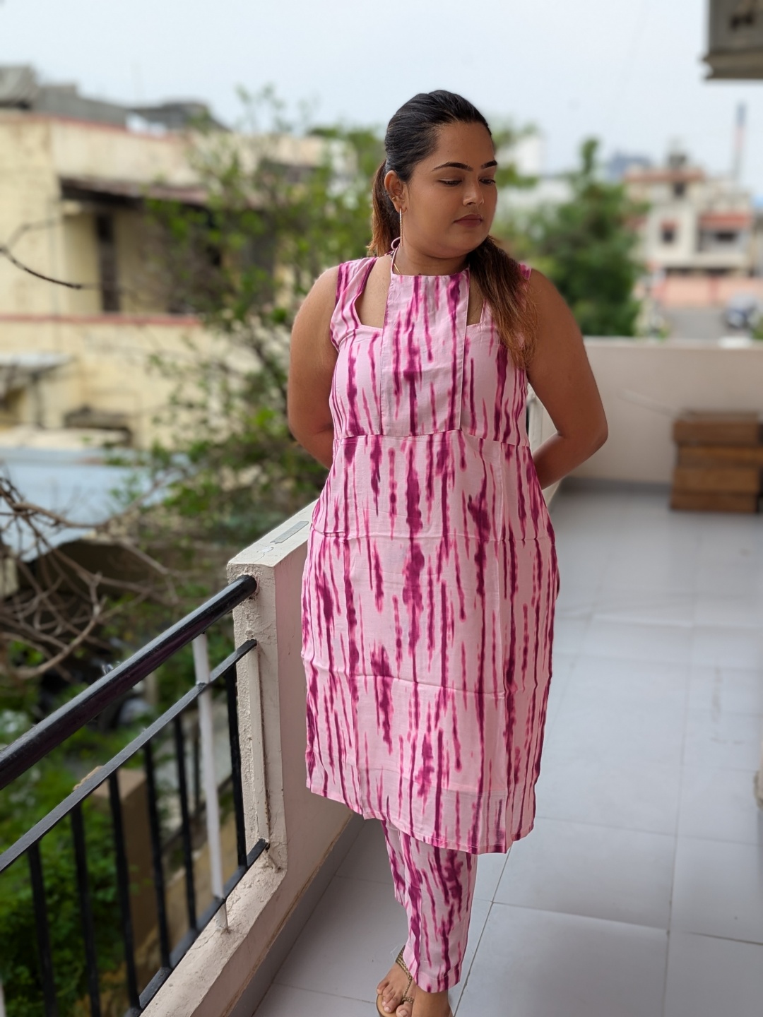 

Swarna Akriti Abstract Printed Sleeveless Cotton Silk Straight Kurta With Trousers, Pink