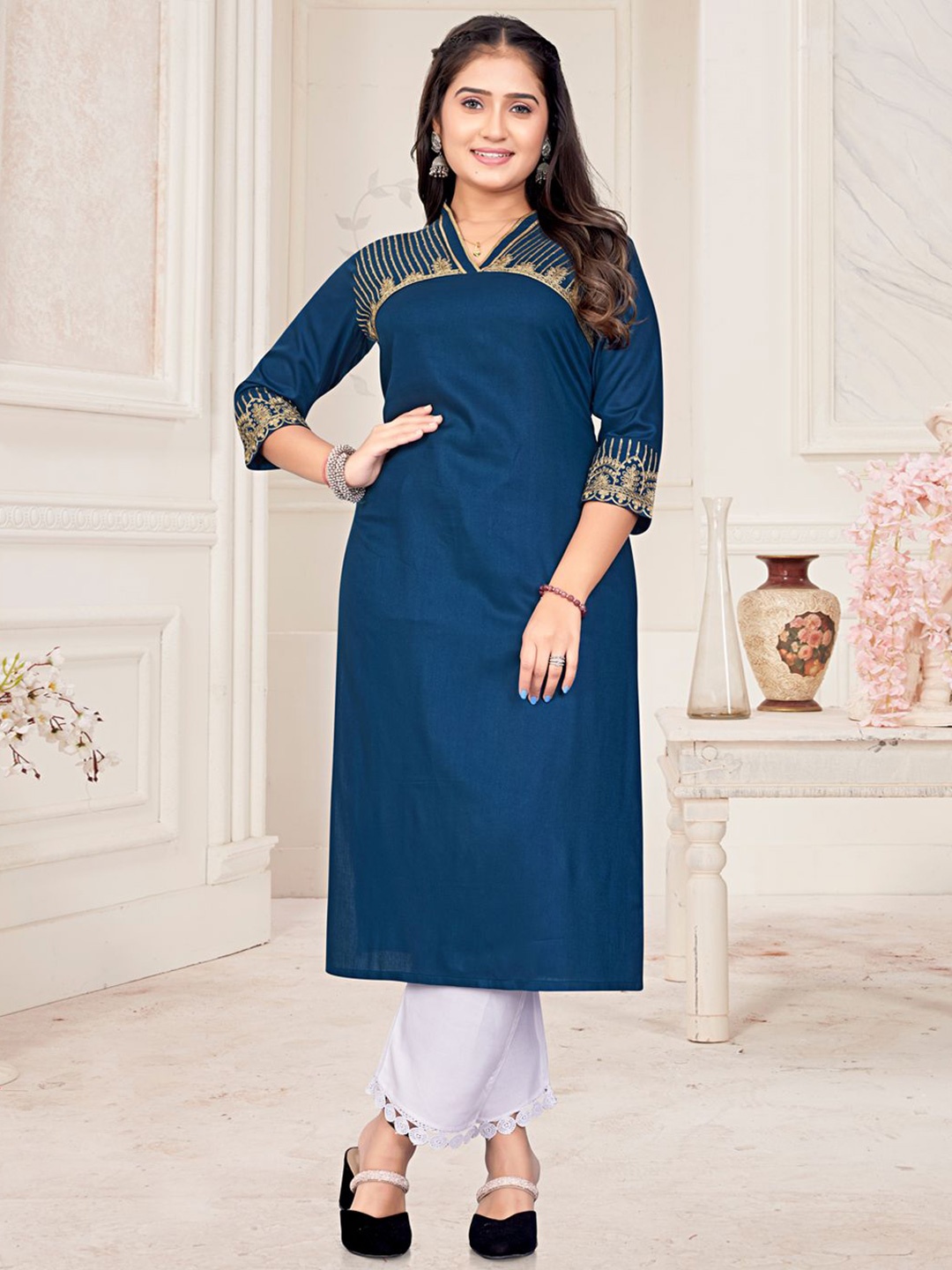 

KAYRAAH Embroidered Thread Work V-Neck Straight Kurta, Blue