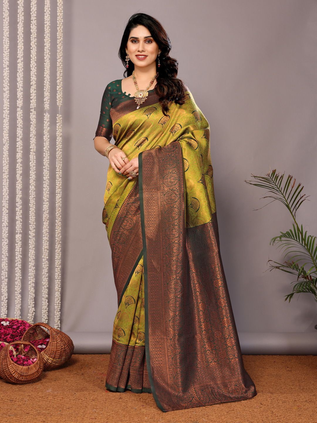 

ASCIIBLUES Ethnic Motifs Woven Design Zari Banarasi Saree, Green