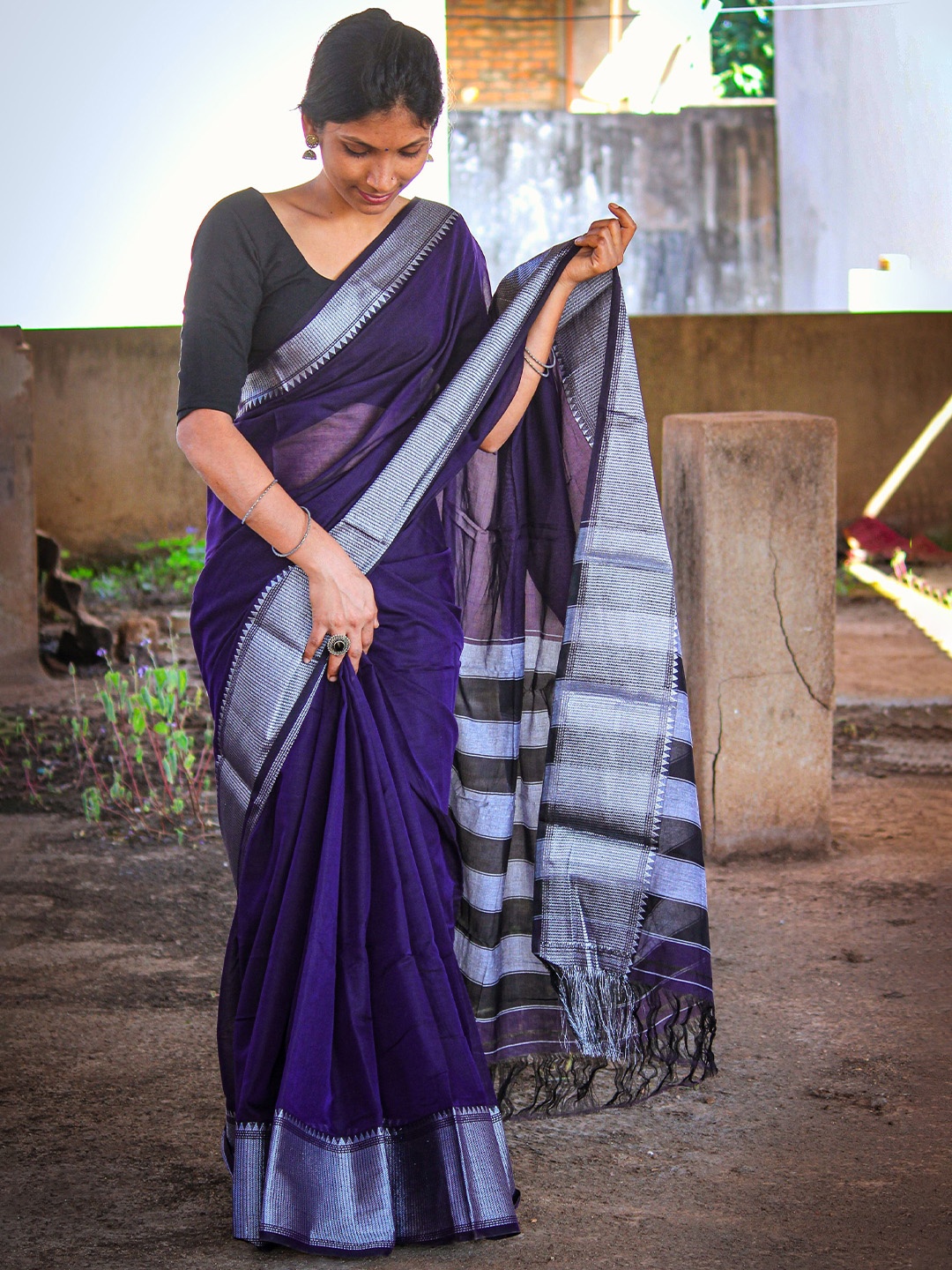 

DEVIKA TEXTILES Zari Pure Cotton Narayan Peth Saree, Violet