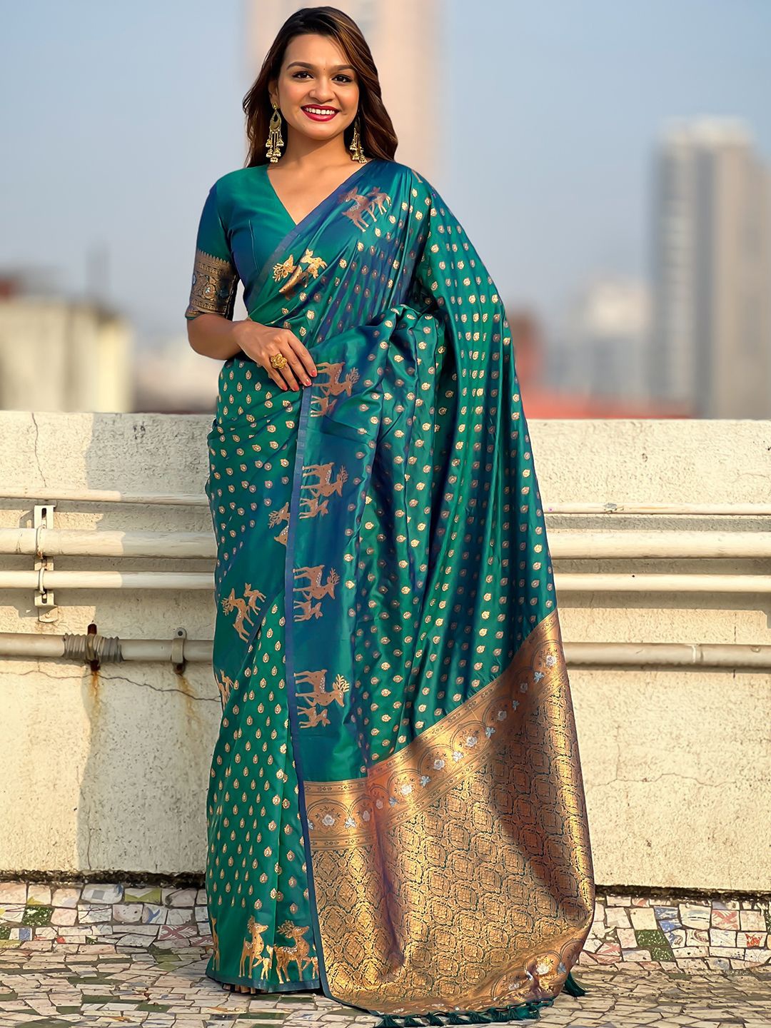 

DIVASTRI Woven Design Zari Saree, Teal