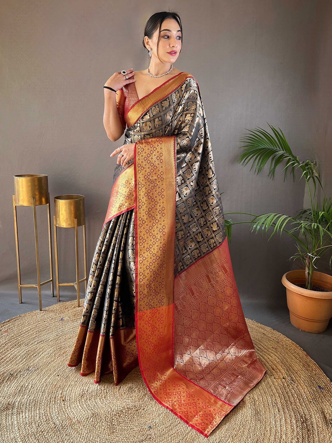 

DIVASTRI Woven Design Zari Banarasi Saree With Unstitched Blouse Piece, Black