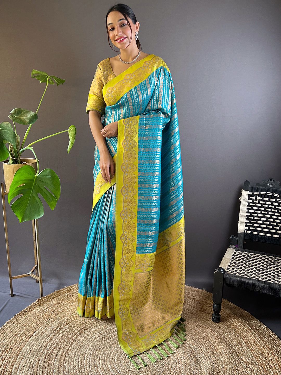 

DIVASTRI Woven Design Zari Banarasi Saree, Blue