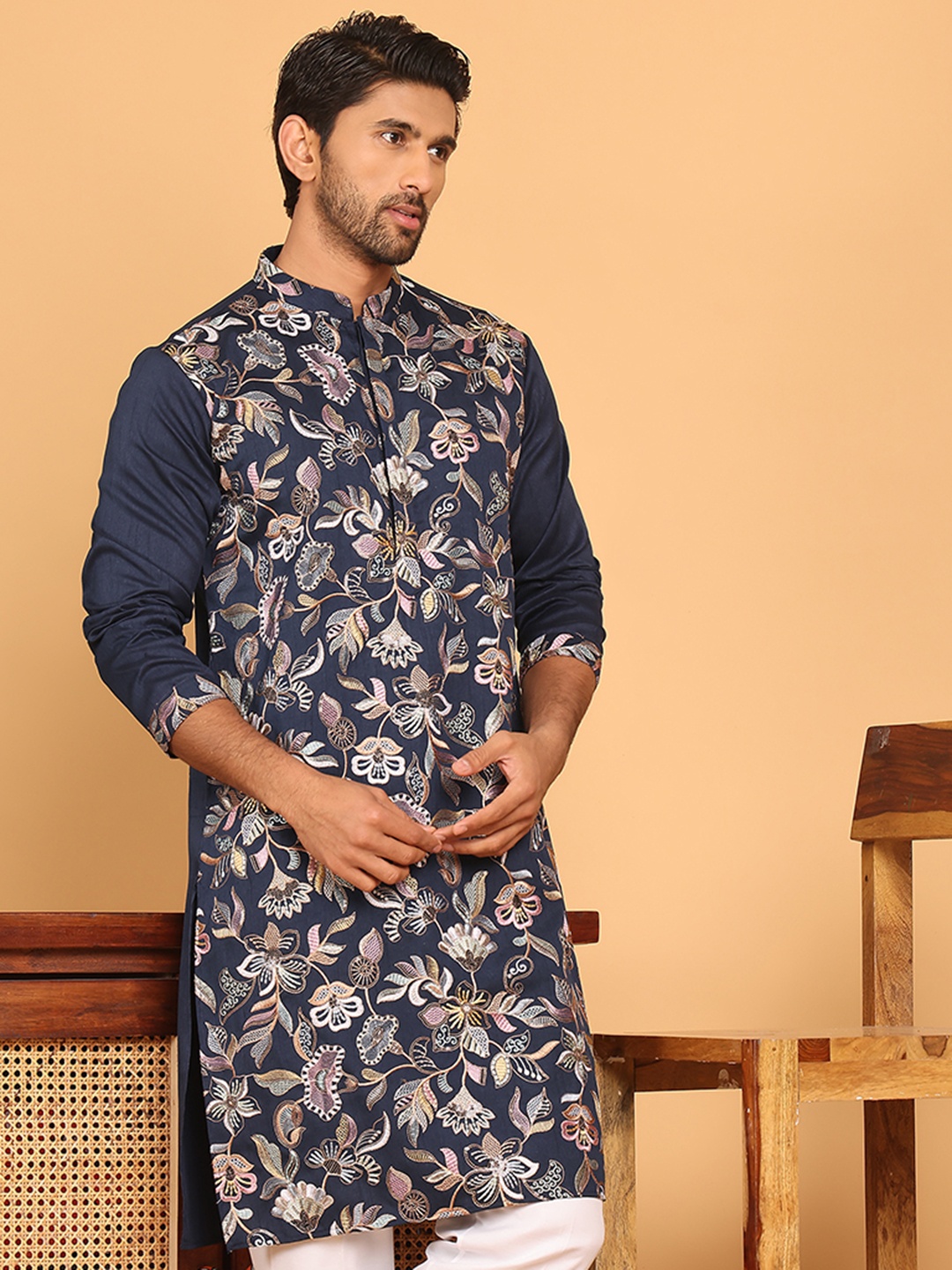 

Jompers Floral Embroidered Mandarin Collar Silk Thread Work Straight Kurta, Navy blue