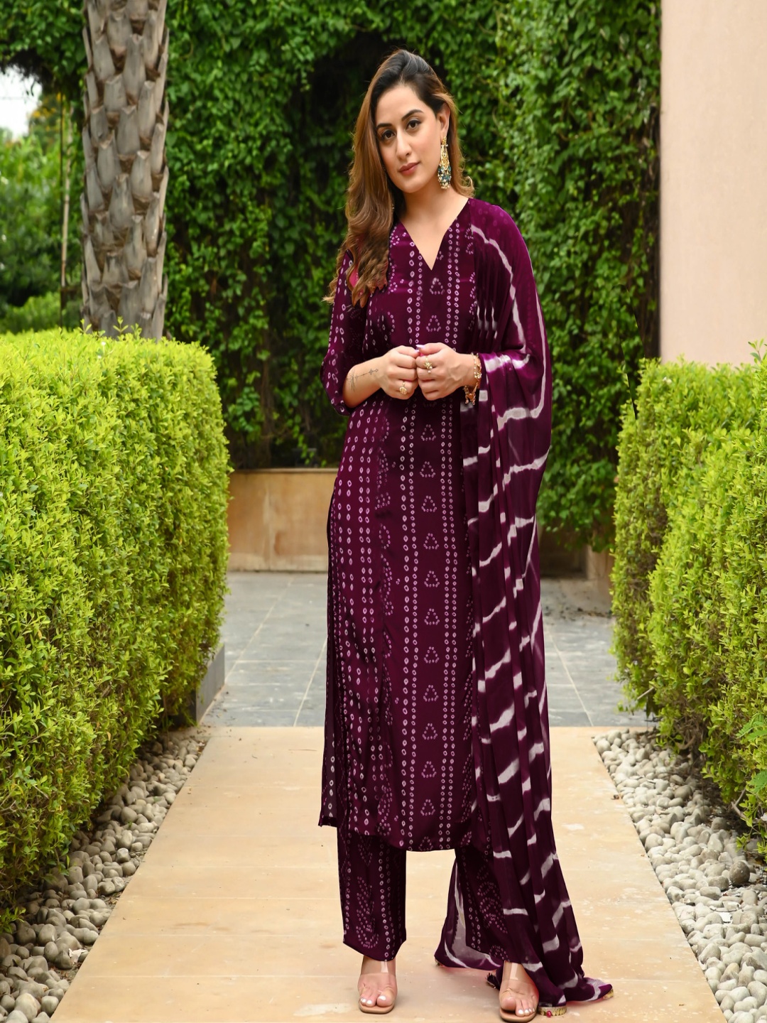 

DIVASTRI Bandhani Printed V-Neck Straight Kurta With Trousers And Dupatta, Purple