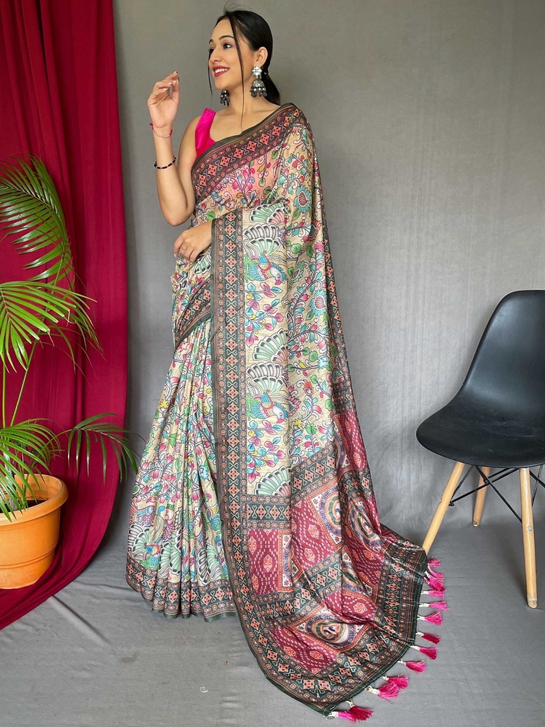 

DIVASTRI Floral Printed Saree, Beige