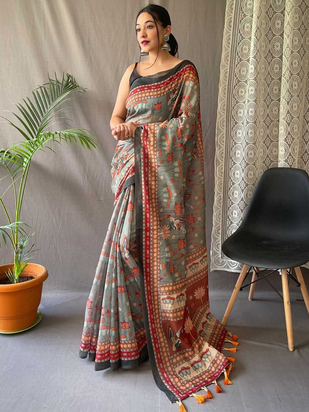 

DIVASTRI Floral Printed Saree, Green