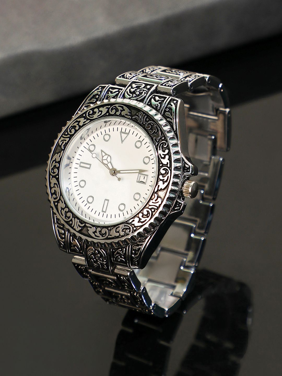 

HAUTE SAUCE by Campus Sutra Women The Antique Embossed Round Watch AW25_HSWC1272, White