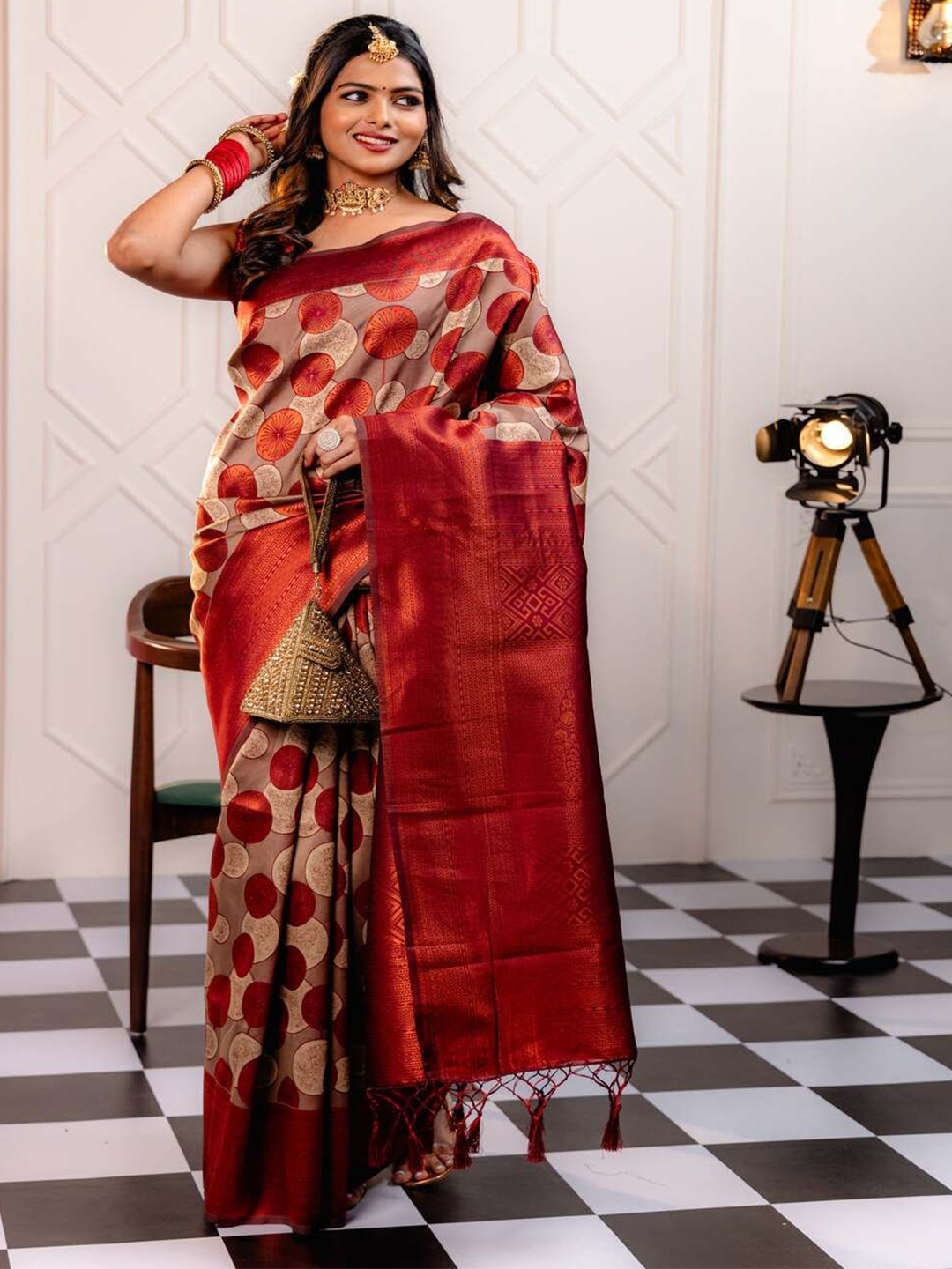 

ASCIIBLUES Floral Zari Banarasi Saree, Brown