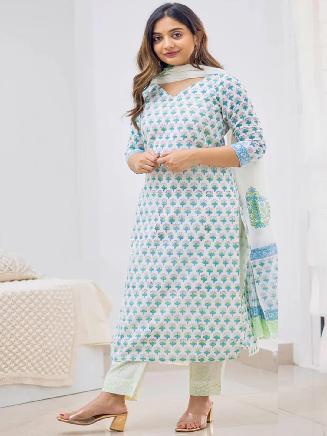 

DIVASTRI Floral Printed V-Neck Straight Kurta With Trousers And Dupatta, White