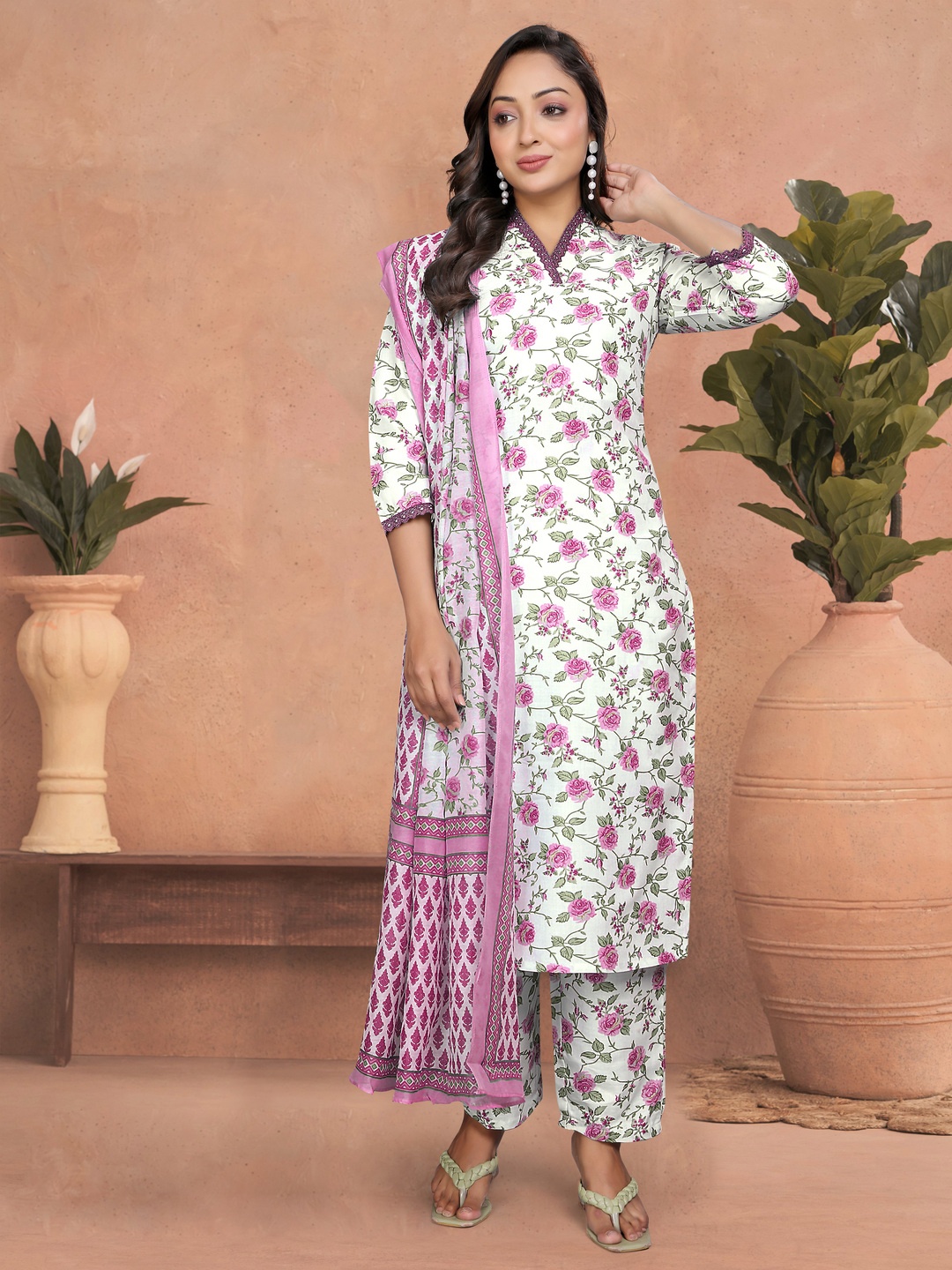 

Ethnic Yard Floral Printed V-Neck Straight Kurta With Trousers & Dupatta, Pink