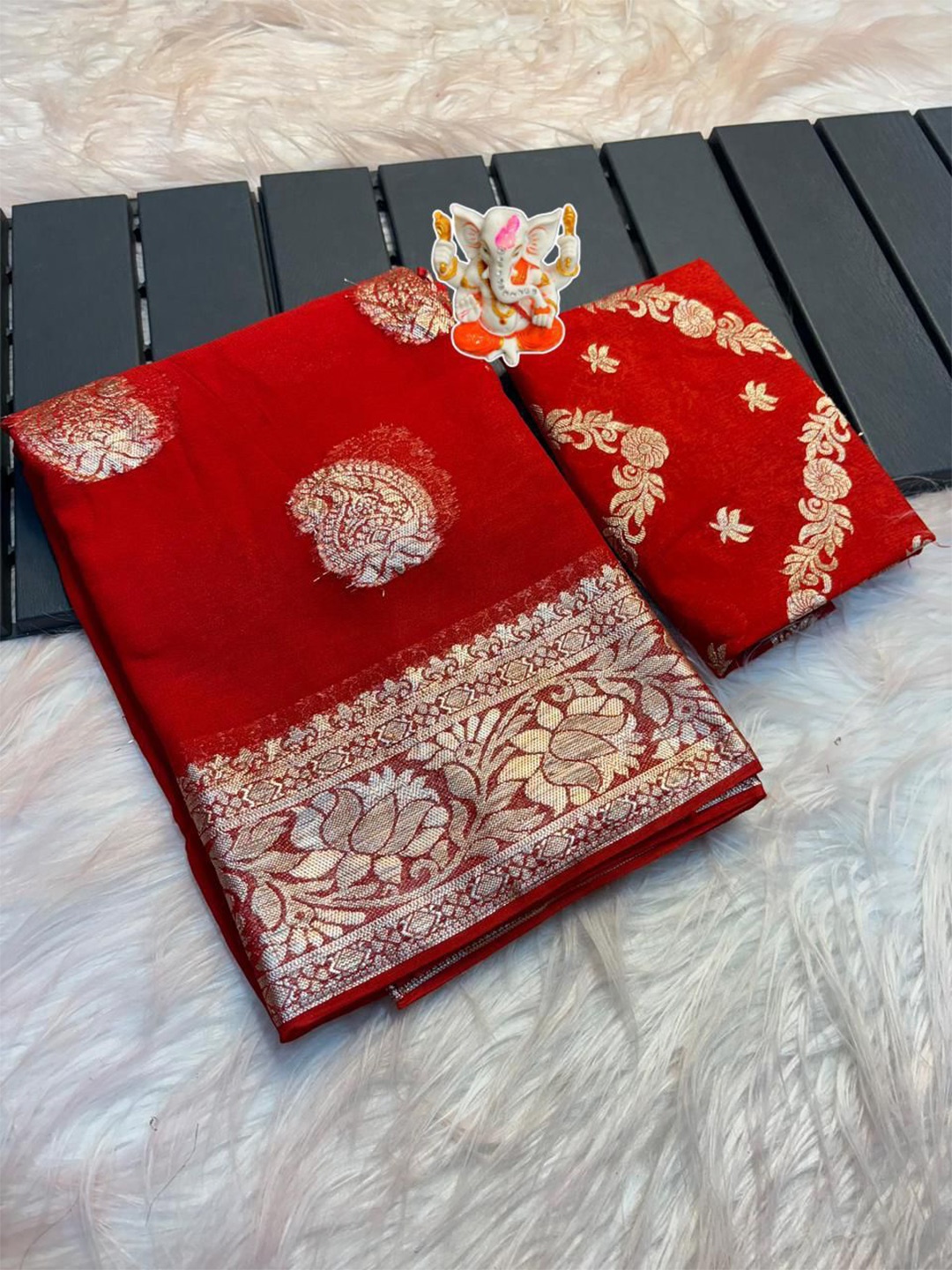 

PAYAL CREATION Ethnic Motifs Zari Maheshwari Saree, Red