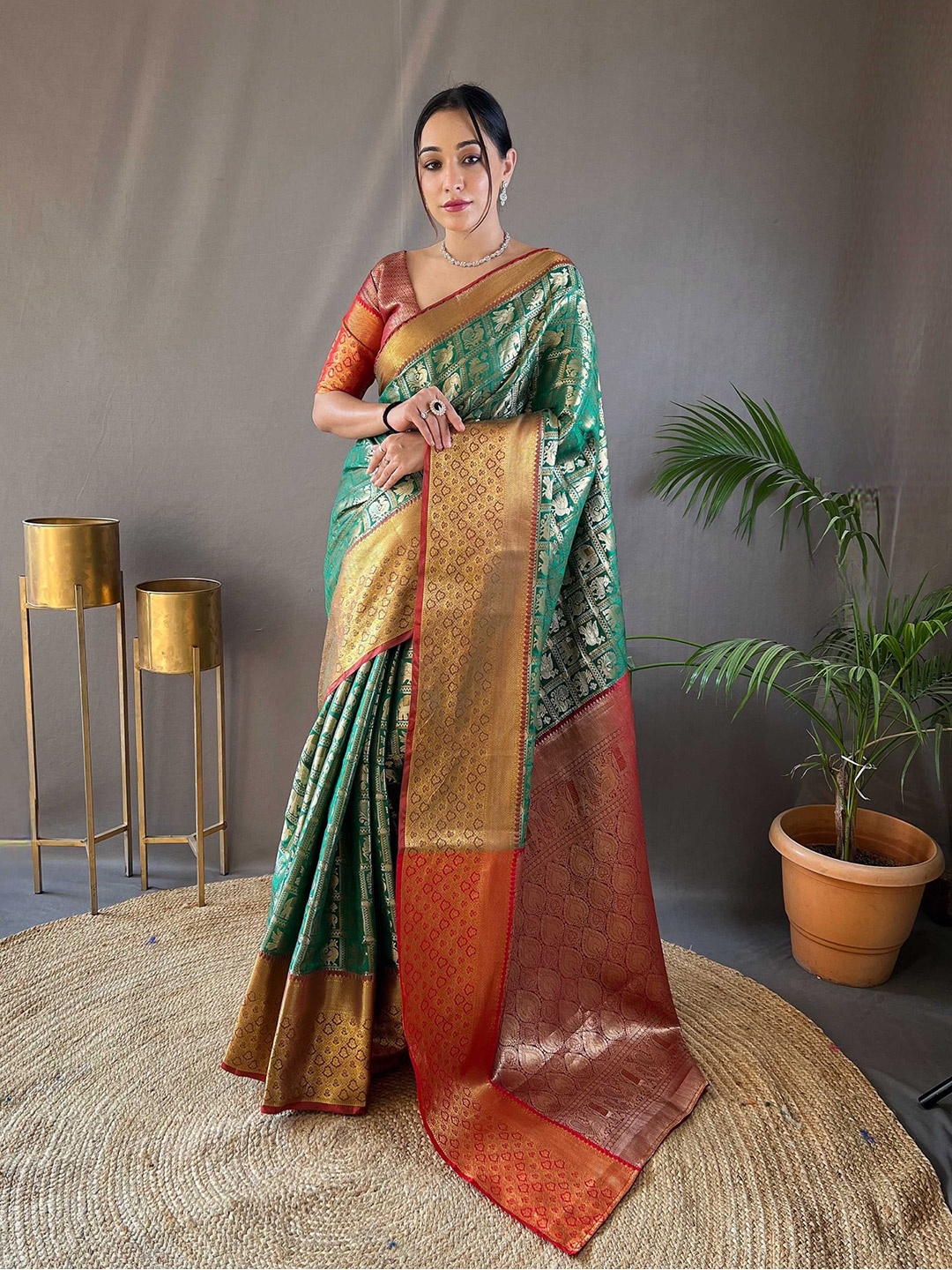 

DIVASTRI Woven Design Zari Banarasi Saree With Unstitched Blouse Piece, Green