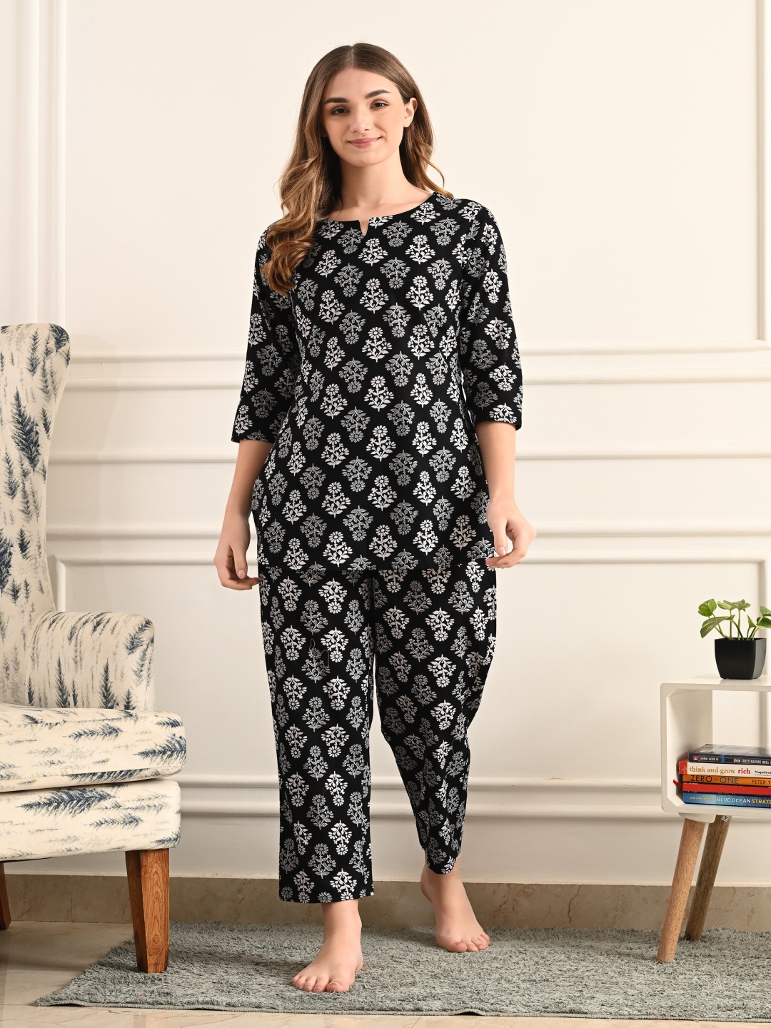 

TREND ME Women Floral Printed Pure Cotton Night suit, Black