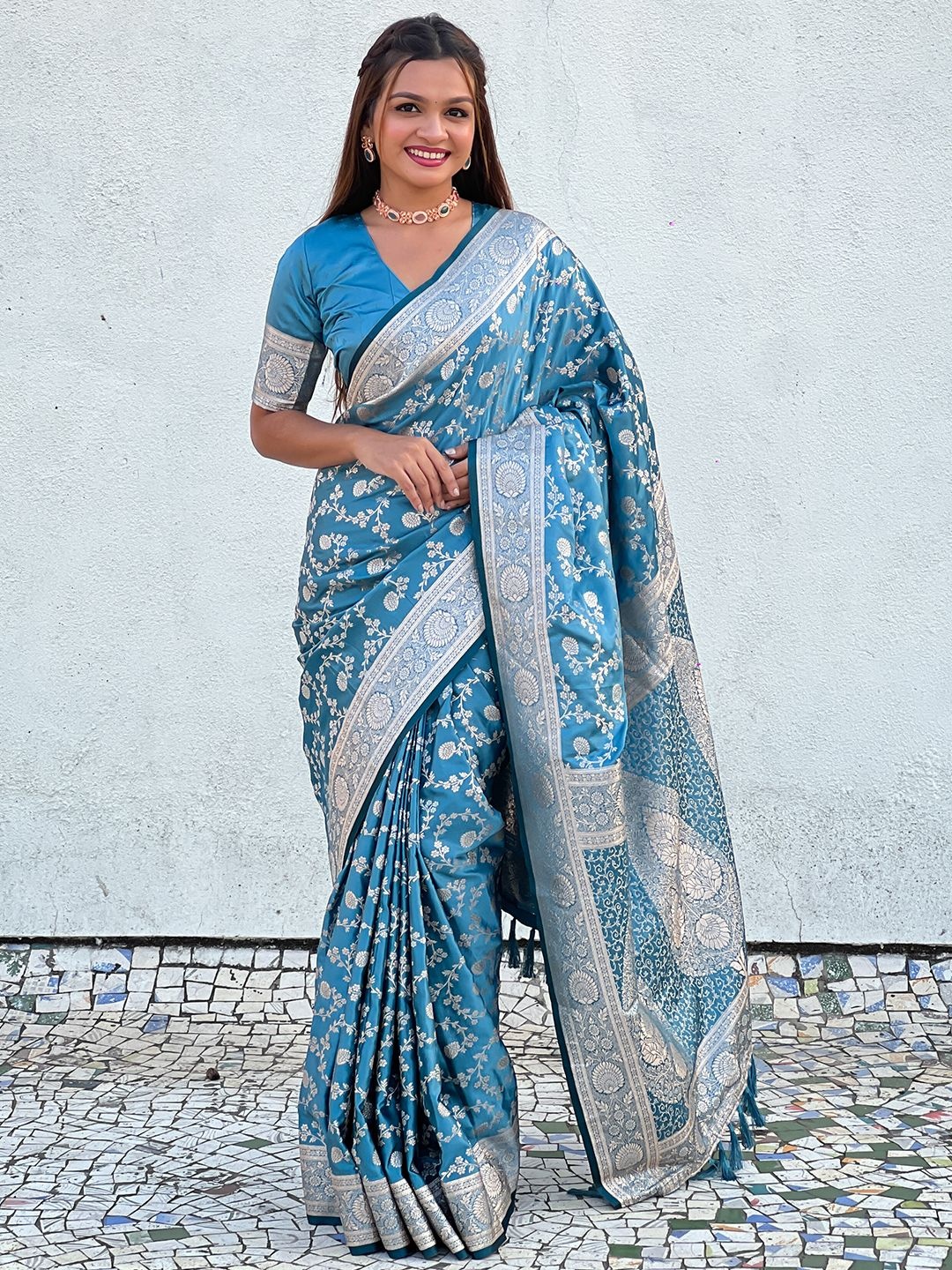 

DIVASTRI Woven Designd Banarasi Saree With Blouse Piece, Blue