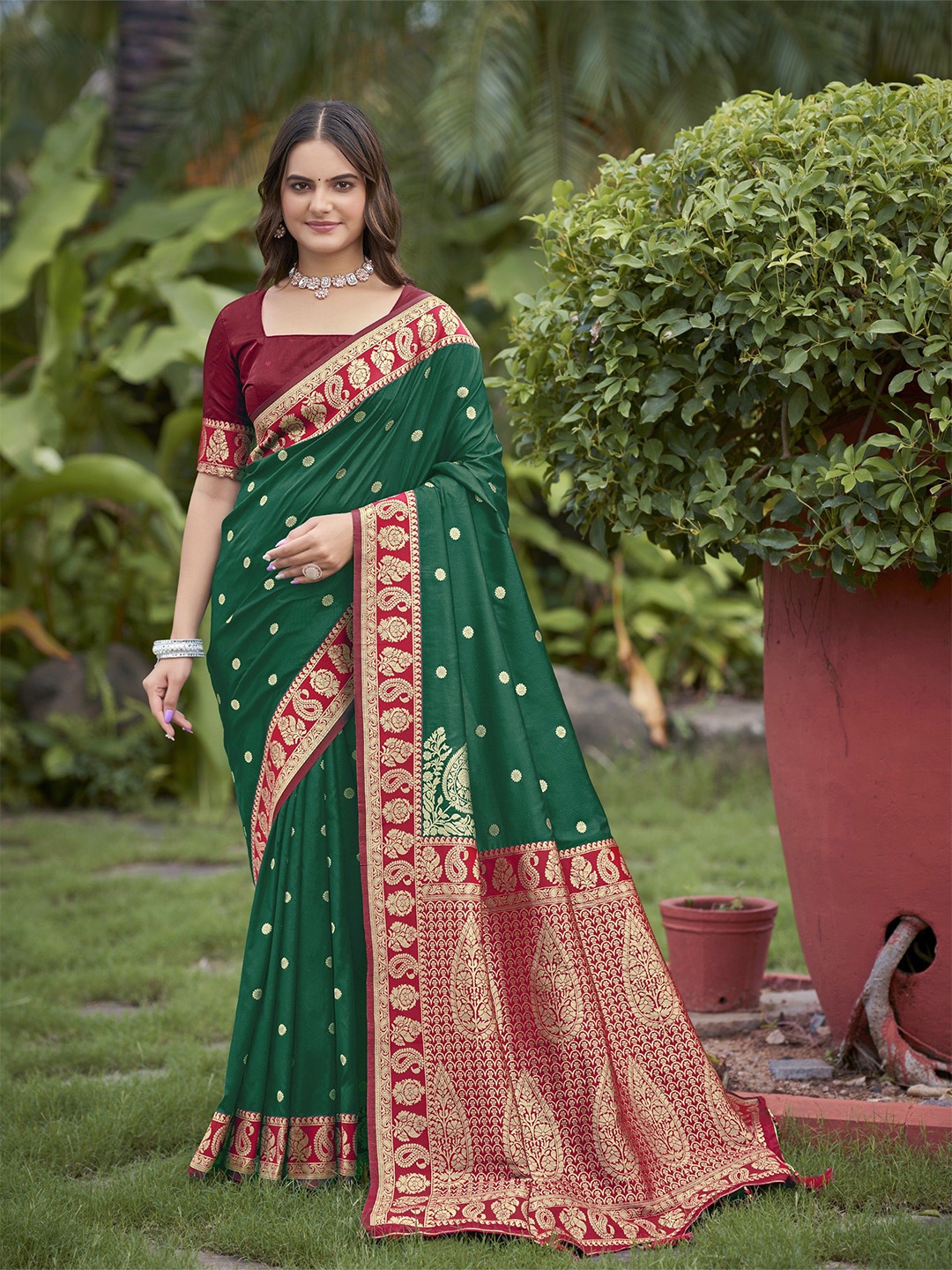 

SAREETHNIC Woven Design Zari Pure Silk Banarasi Saree, Green