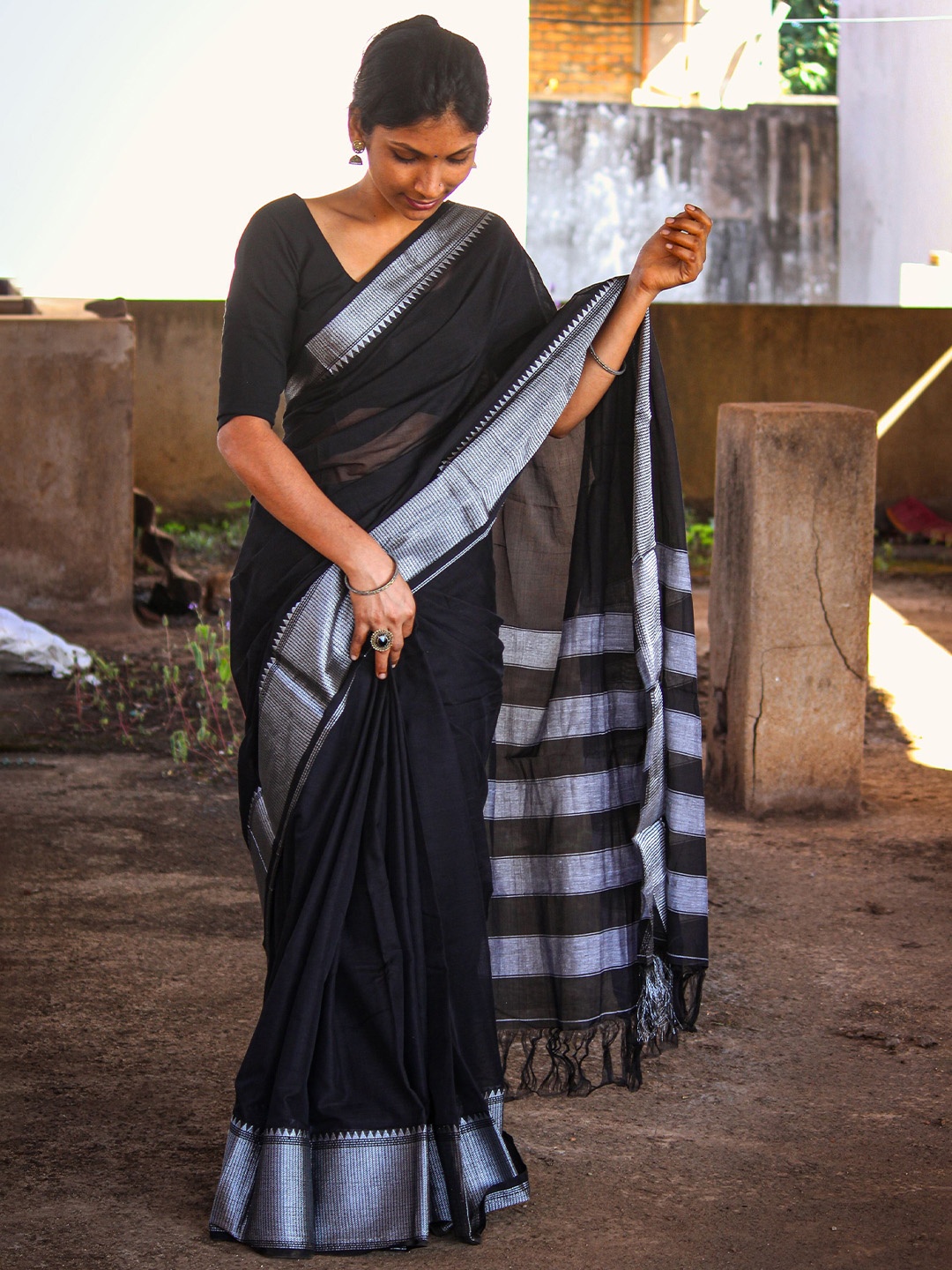 

DEVIKA TEXTILES Zari Pure Cotton Narayan Peth Saree, Black