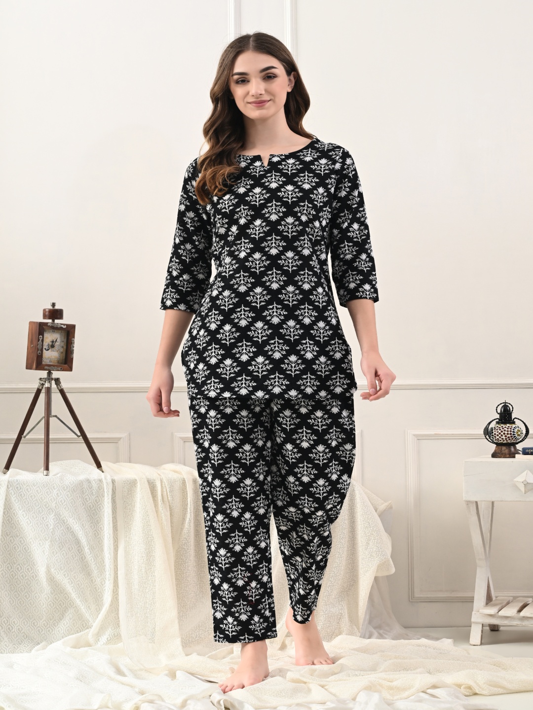 

TREND ME Women Printed Pure Cotton Night suit, Black