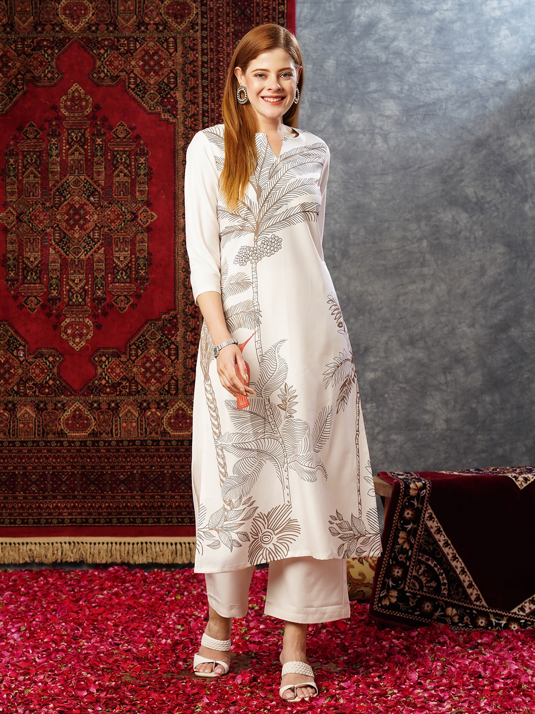 

DIVASTRI Floral Printed Notch Neck Kurta With Palazzos, Cream