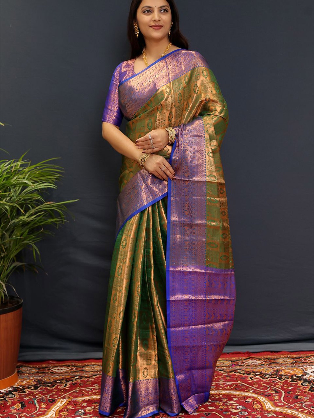 

DIVASTRI Woven Design Zari Silk Blend Kanjeevaram Saree, Green