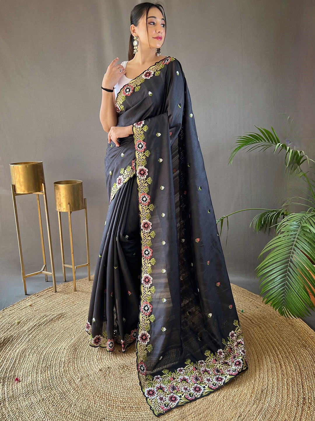 

DIVASTRI Women Floral Embroidered Tussar Saree, Black