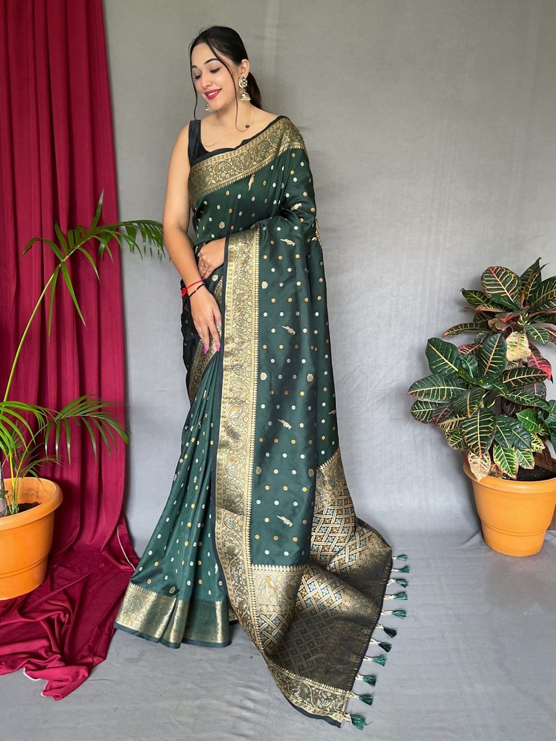 

DIVASTRI Woven Design Zari Pure Silk Banarasi Saree, Green