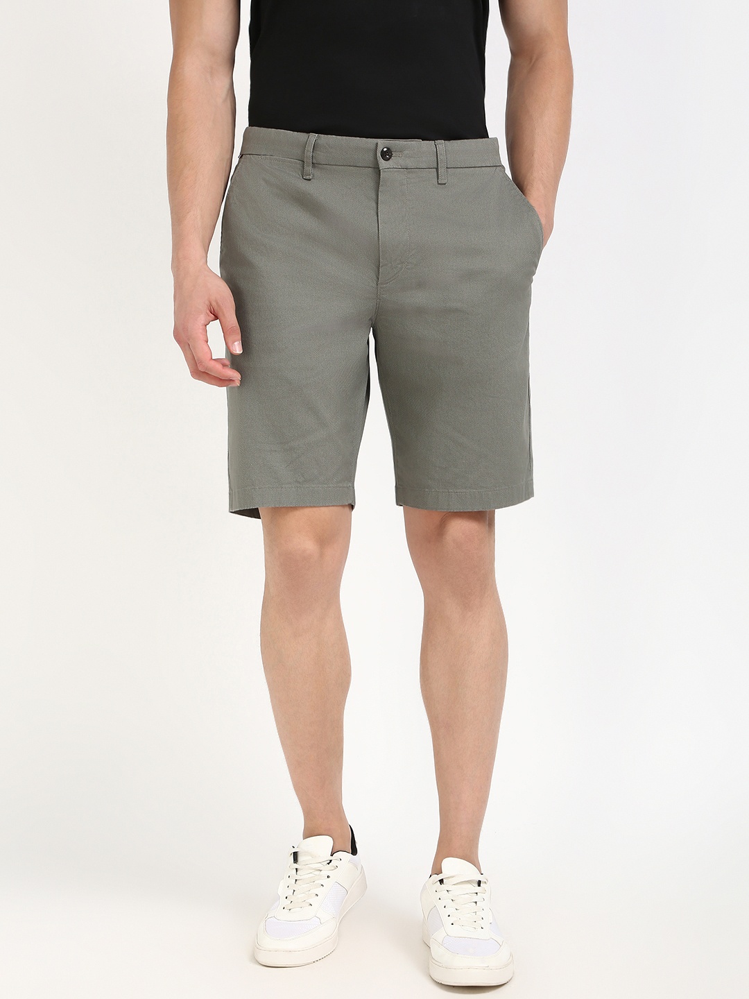 

Tommy Hilfiger Men Solid Regular Fit Mid-Rise Shorts, Grey
